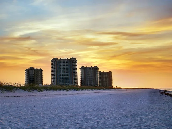 Condomínios Praia Pensacola Beach Flórida Com Sol Nascendo Fundo — Fotografia de Stock