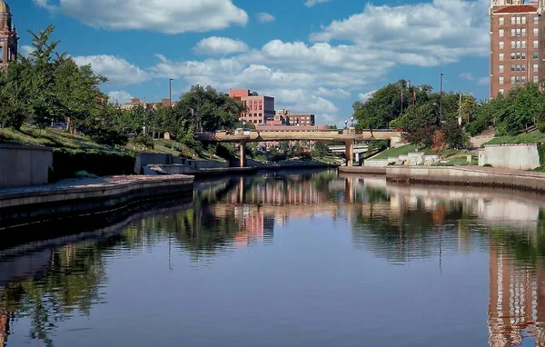 Riverwalk Canal Stroomt Door Een Woonwijk Kansas City Missouri — Stockfoto