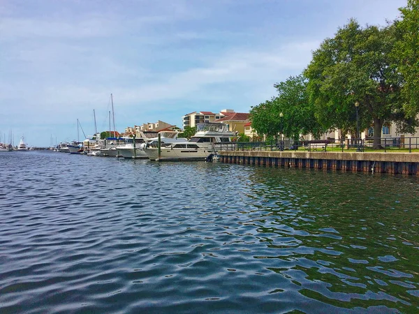 Pensacola, Florida 'da bir marinaya yanaşmış tekne ve yatlar.