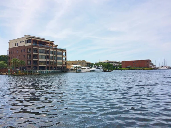Pensacola, Florida 'da bir marinaya yanaşmış tekne ve yatlar.
