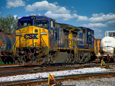 Pensacola CSX tren istasyonunda dizel lokomotif # 7348, Florida, ABD