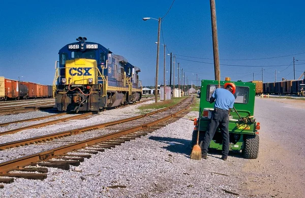 Работник Csx Трамвайной Станции Тепловозом 5541 Пенсаколе Флорида Сша — стоковое фото