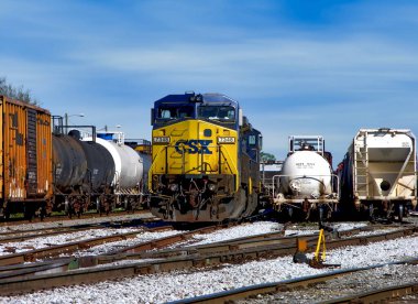 Pensacola CSX tren istasyonunda dizel lokomotif # 7348, Florida, ABD