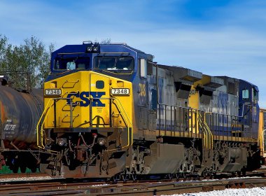 Pensacola CSX tren istasyonunda dizel lokomotif # 7348, Florida, ABD