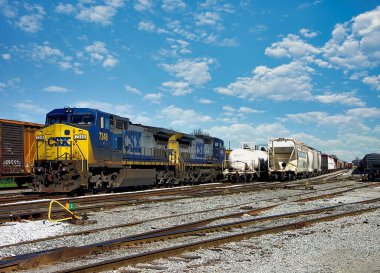 Pensacola CSX tren istasyonunda dizel lokomotif # 7348, Florida, ABD