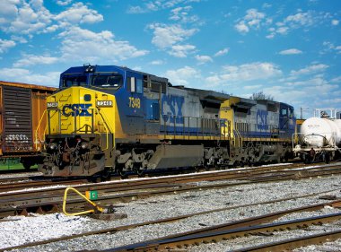 Pensacola CSX tren istasyonunda dizel lokomotif # 7348, Florida, ABD