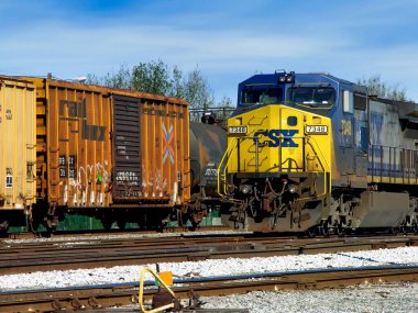 Pensacola CSX tren istasyonunda dizel lokomotif # 7348, Florida, ABD