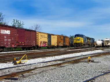 Pensacola, Florida, ABD 'de bir tren istasyonunda 7348 CSX dizel lokomotifli bir dizi yük vagonu duruyor.