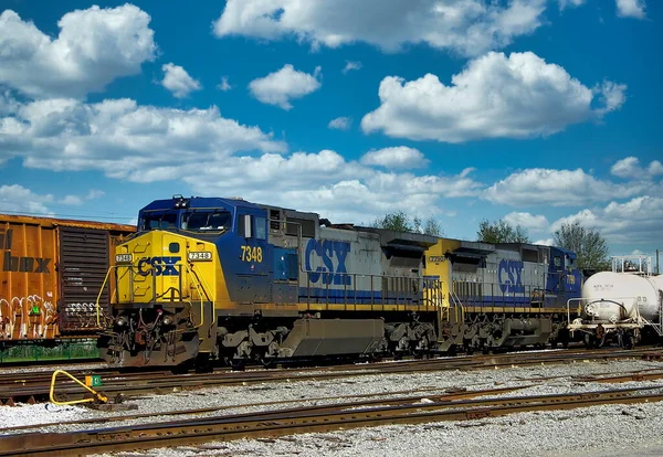 Pensacola CSX tren istasyonunda dizel lokomotif # 7348, Florida, ABD
