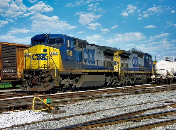 米国フロリダ州ペンサコーラのペンサコーラCsx列車ヤードでディーゼル機関車 7348 ロイヤリティフリーのストック写真