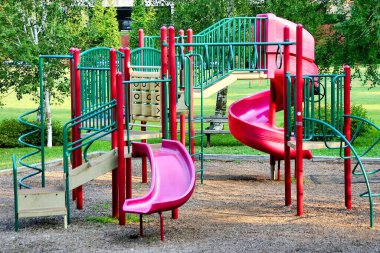 Greenwich, Connecticut 'ta boş bir çocuk parkı. Kırmızı slaytlar ve tırmanma çubukları var.