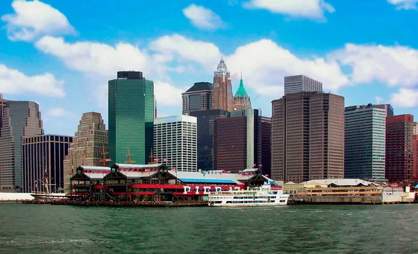 Manhatten ufuk çizgisi ve 17. İskele, New York City, ABD