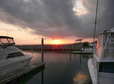 Pensacola, Florida 'da bir marinaya yanaşmış tekne ve yatlar.