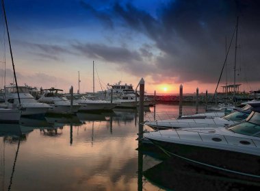 Pensacola, Florida 'da bir marinaya yanaşmış tekne ve yatlar.