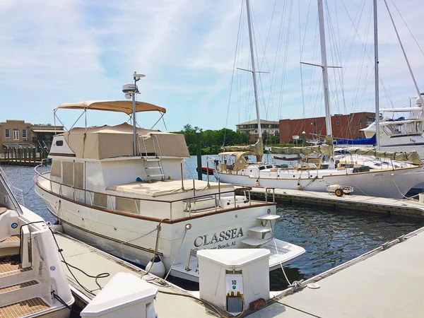 フロリダ州ペンサコーラのダウンタウンにあるマリーナに停泊中のボートやヨット — ストック写真