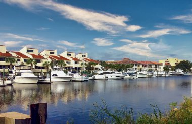Pensacola, Florida 'da bir marinaya yanaşmış tekne ve yatlar.