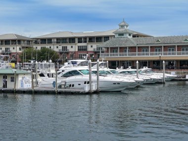 Limanı Palafox Pier ve Yacht Harbor Marina ile paylaşan tekneler Pensacola, Florida 'nın göbeğinde yer alıyor.
