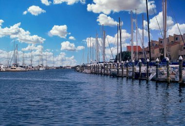 Pensacola Körfezi, Pensacola, Florida 'daki Port Royal' a yanaşan tekne ve yatlar.