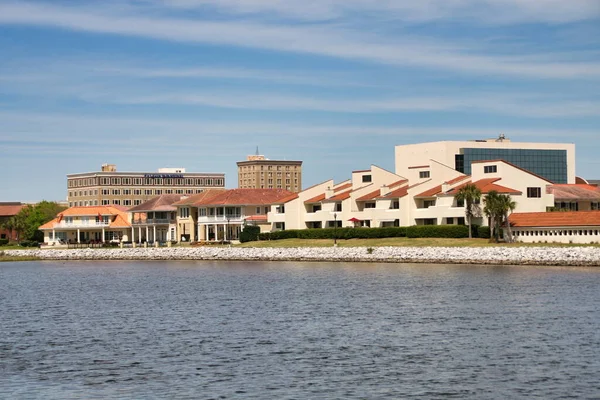 美国佛罗里达州彭萨科拉市彭萨科拉湾和市中心金融区景观 — 图库照片
