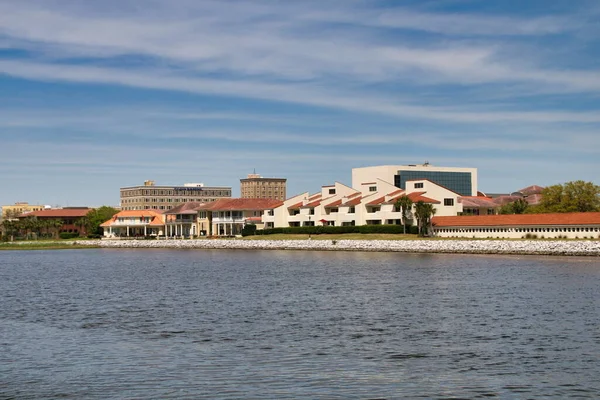 美国佛罗里达州彭萨科拉市彭萨科拉湾和市中心金融区景观 — 图库照片