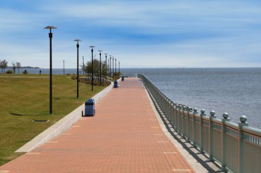 Pensacola şehir merkezindeki Pensacola Körfezi 'ndeki Halk Denizcilik Parkı, Florida, ABD