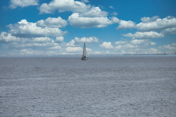 Pensacola Körfezi 'ndeki yelkenli, Pensacola, Florida, ABD