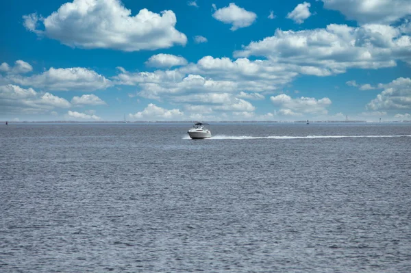 米国フロリダ州ペンサコーラ湾のボートクルージング — ストック写真