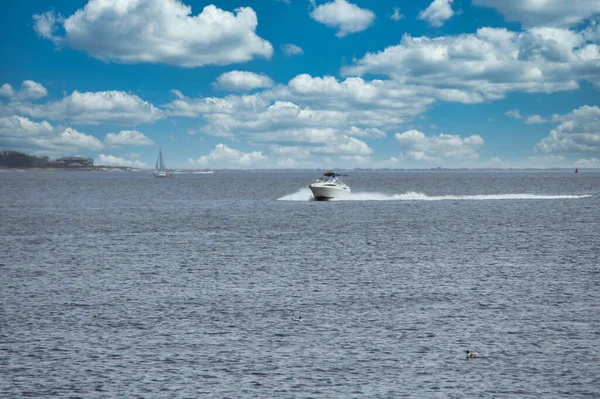 米国フロリダ州ペンサコーラ湾のボートクルージング — ストック写真