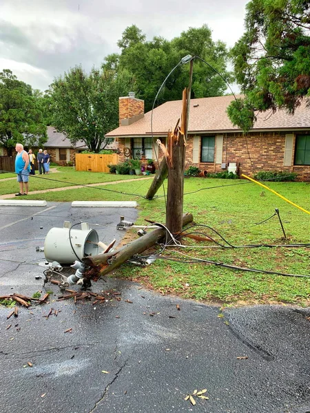 Elektrik direği ve trafo devrilmiş bir ağaç tarafından yok edildi.