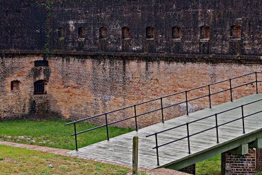Asma köprülerini kapatarak, savunmacılar saldırıya karşı olan kuşkuyu sıkıca kapatabilirlerdi. Gelişmiş Redoubt, Fort Barrancas 'ın hemen kuzeyinde yer alır ve Fort Barrancas ve Navy Yard' ı kara saldırısından korumak için inşa edilmiştir. Pensacola, Florida, ABD