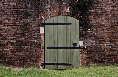 Kalenin içindeki bir depoya açılan bir kapı. Gelişmiş Redoubt, Fort Barrancas 'ın hemen kuzeyinde yer alır ve Fort Barrancas ve Navy Yard' ı kara saldırısından korumak için inşa edilmiştir. Pensacola, Florida, ABD