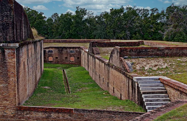 진지들은 공격을 부대의 위치로 사용하기 위치해 있었다 요새의 북쪽에 위치해 — 스톡 사진