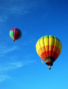 mavi gökyüzünde balon
