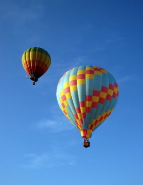 mavi gökyüzünde balon