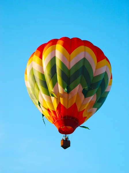 Ballong i den blå himlen — Stockfoto