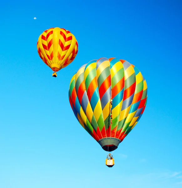 Ballong i den blå himlen — Stockfoto