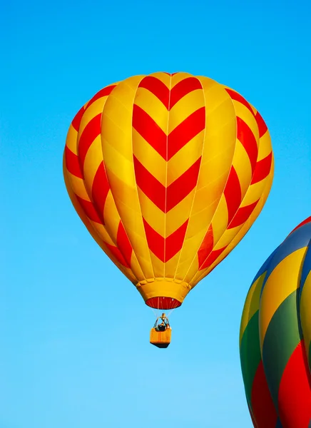 Ballong i den blå himlen — Stockfoto