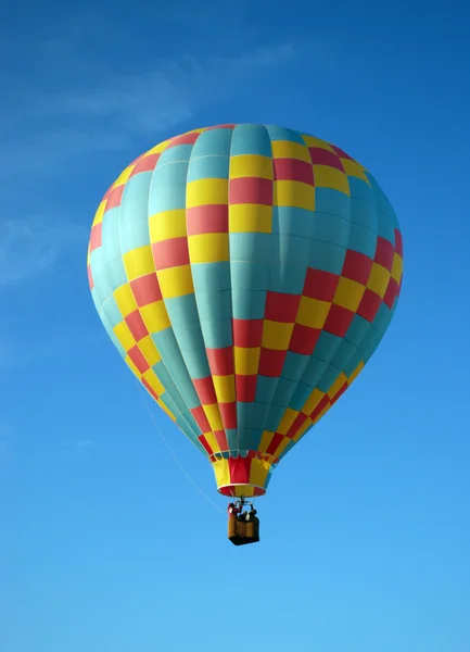 Balon w błękitne niebo — Zdjęcie stockowe