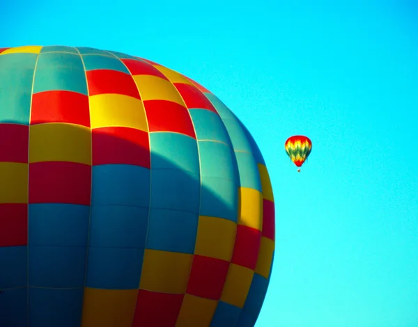 Ballong i den blå himlen — Stockfoto