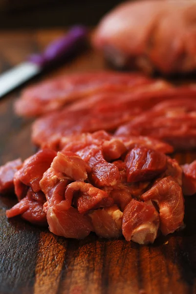 Carne de cerdo en una tabla de cortar — Foto de Stock