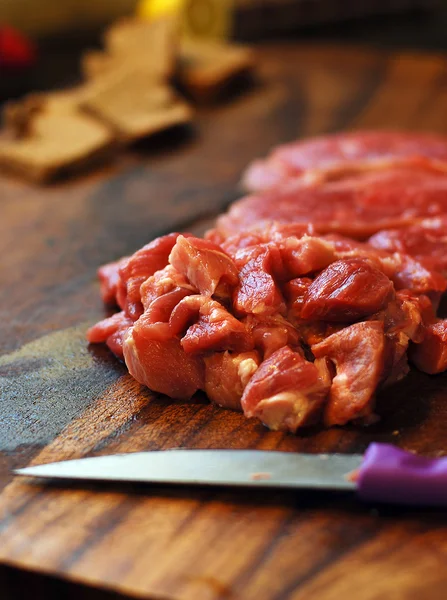 Carne de cerdo en una tabla de cortar — Foto de Stock