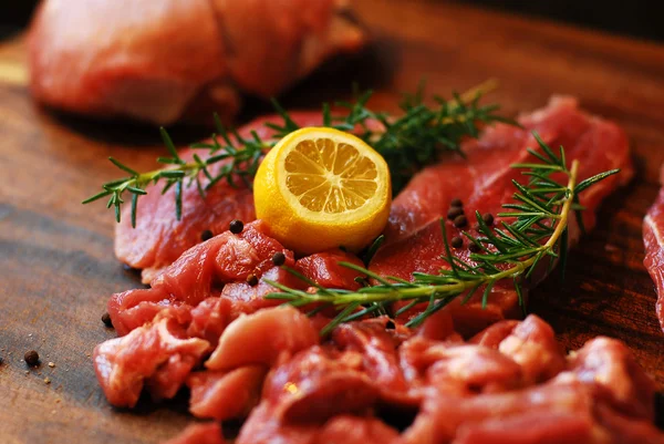 Carne de cerdo en una tabla de cortar — Foto de Stock
