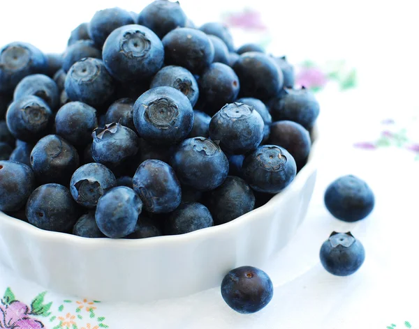 Reife Blaubeeren in einer Schüssel. — Stockfoto