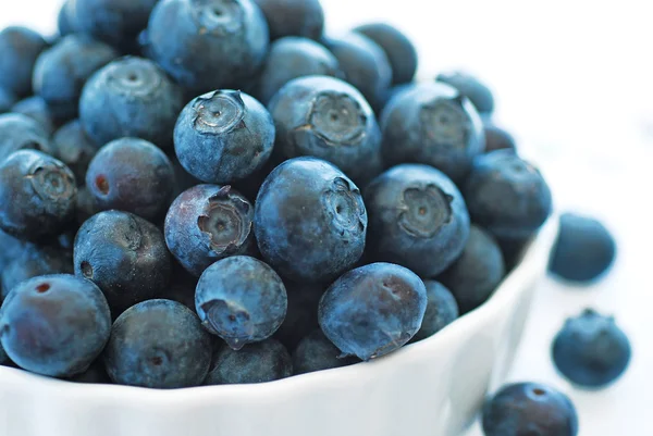 Reife Blaubeeren in einer Schüssel. — Stockfoto