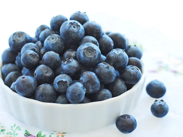 在一个碗里成熟的蓝莓. — 图库照片