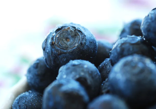 Bleuets mûrs dans un bol . — Photo