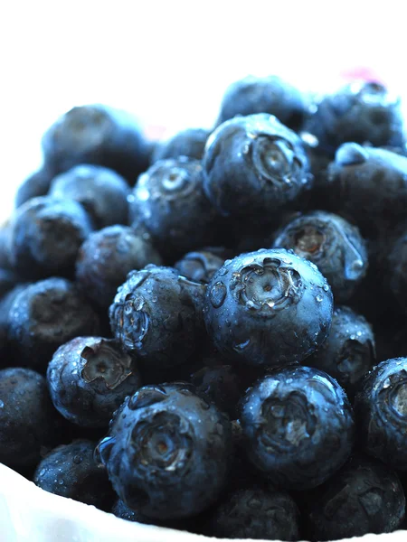 Reife Blaubeeren in einer Schüssel. — Stockfoto