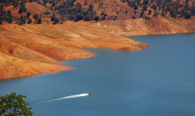 Kaliforniya dağlarında Mavi Göl kenarında tekne.