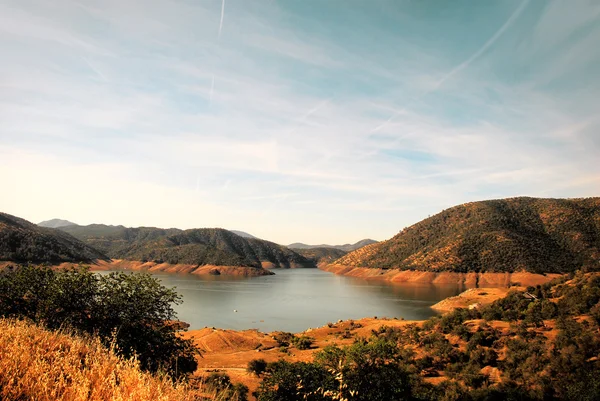 Hermoso lago azul en las montañas de California . — Foto de Stock