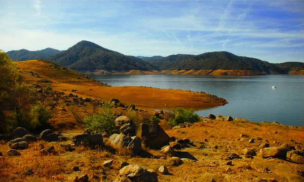 美丽的蓝色湖，加州山区. — 图库照片